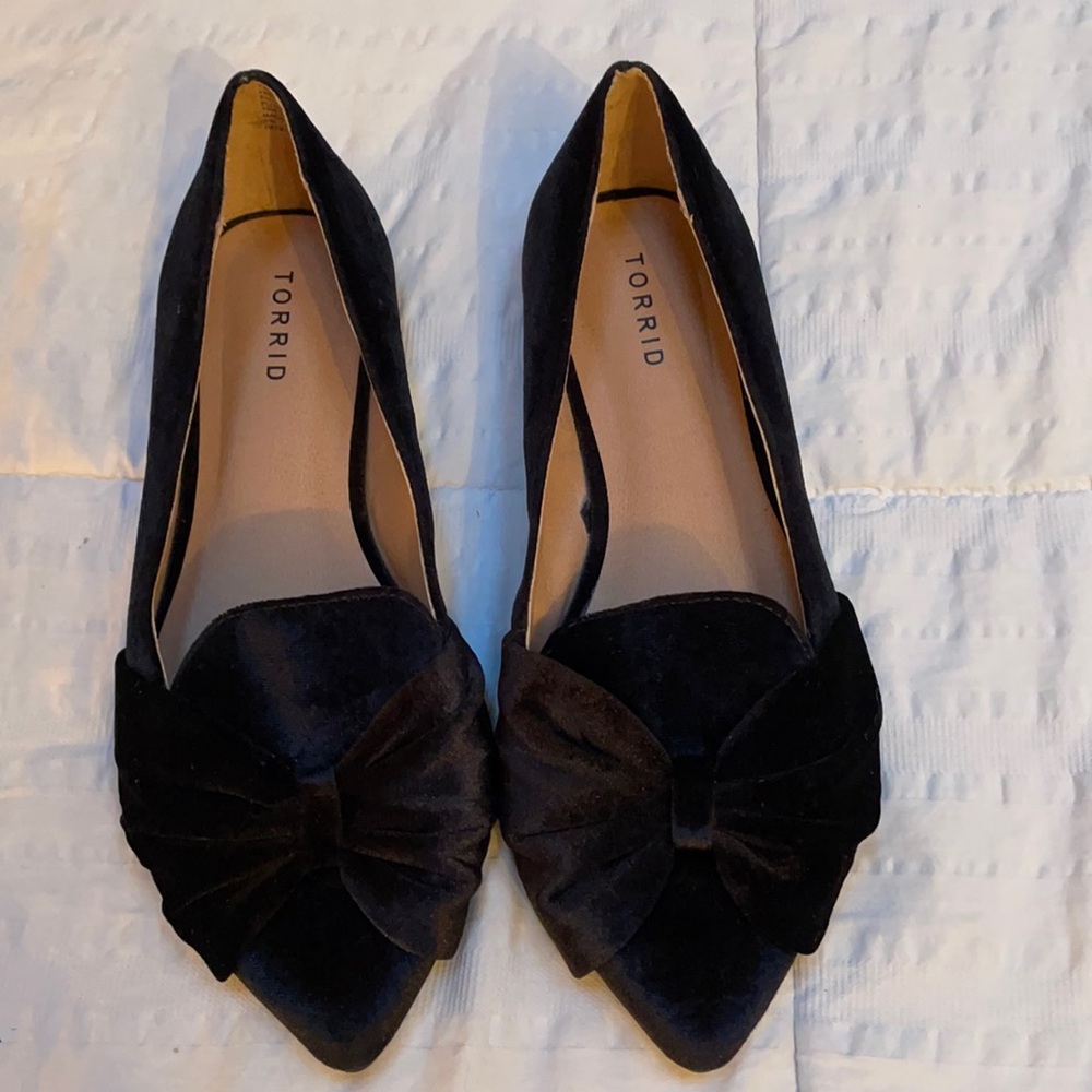 Torrid Black Velvet Bow Pointed Toe Dressy Flats Size 9 Wide. Extra wide width.